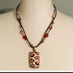 Chicos Amber bead Leopard Print
Pendant Leather Cord Necklace